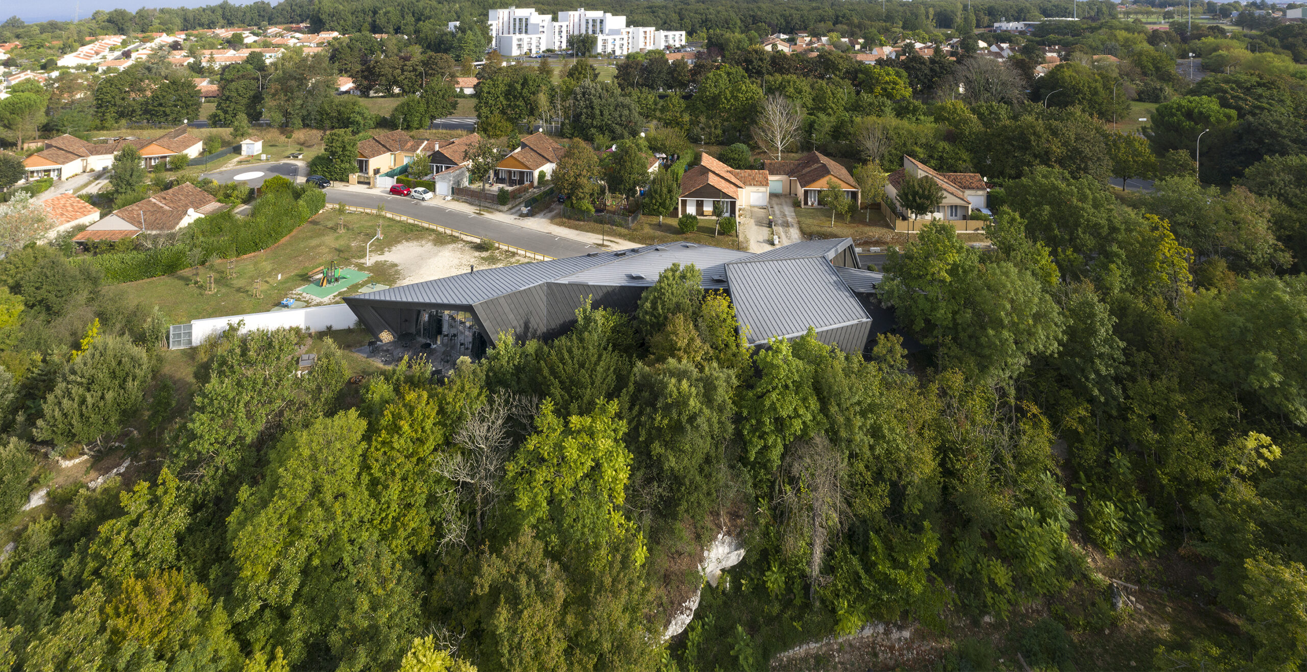 Le bâtiment surplombe la combe de Fontbelle et dévoile sa volumétrie. / Edouard Decam