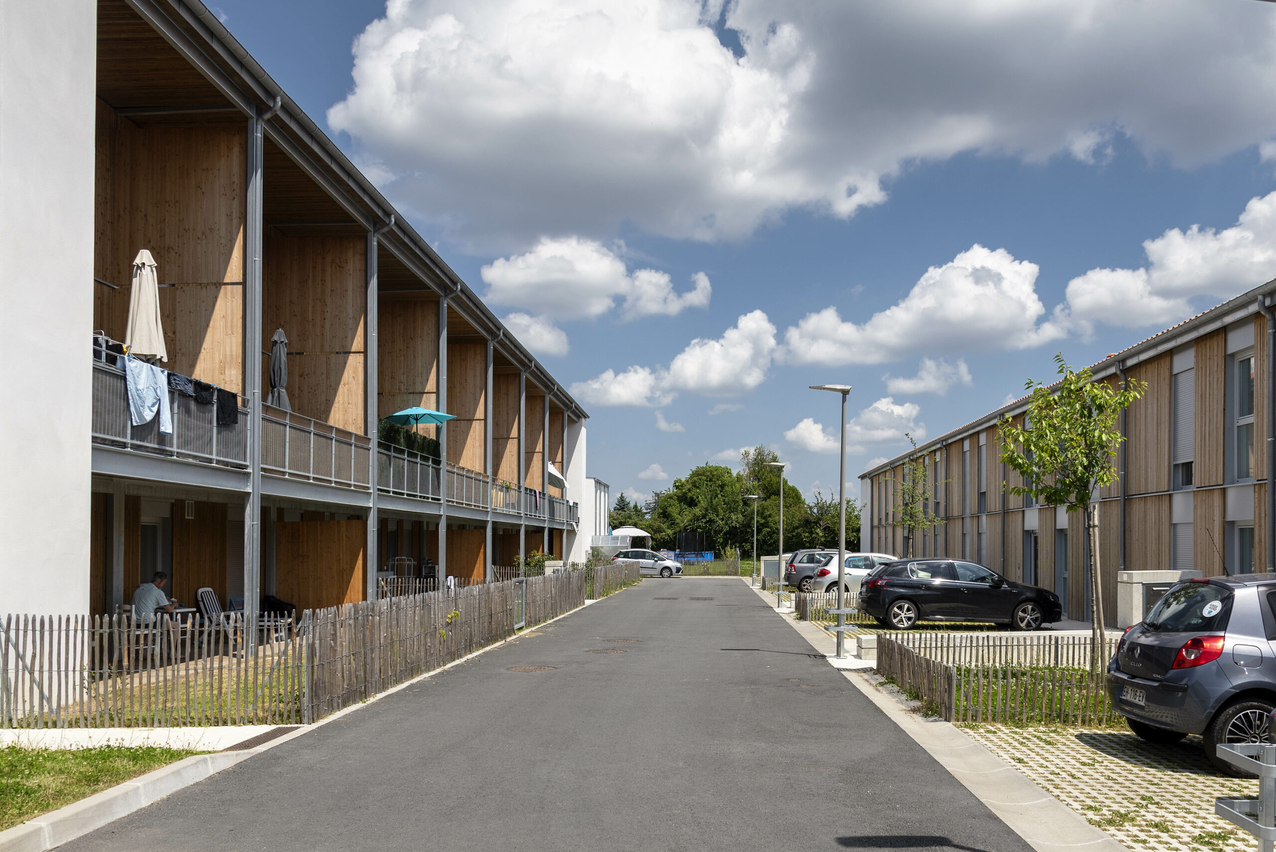 Allée entre le bâtiment D et le bâtiment C / Benoit Alazard