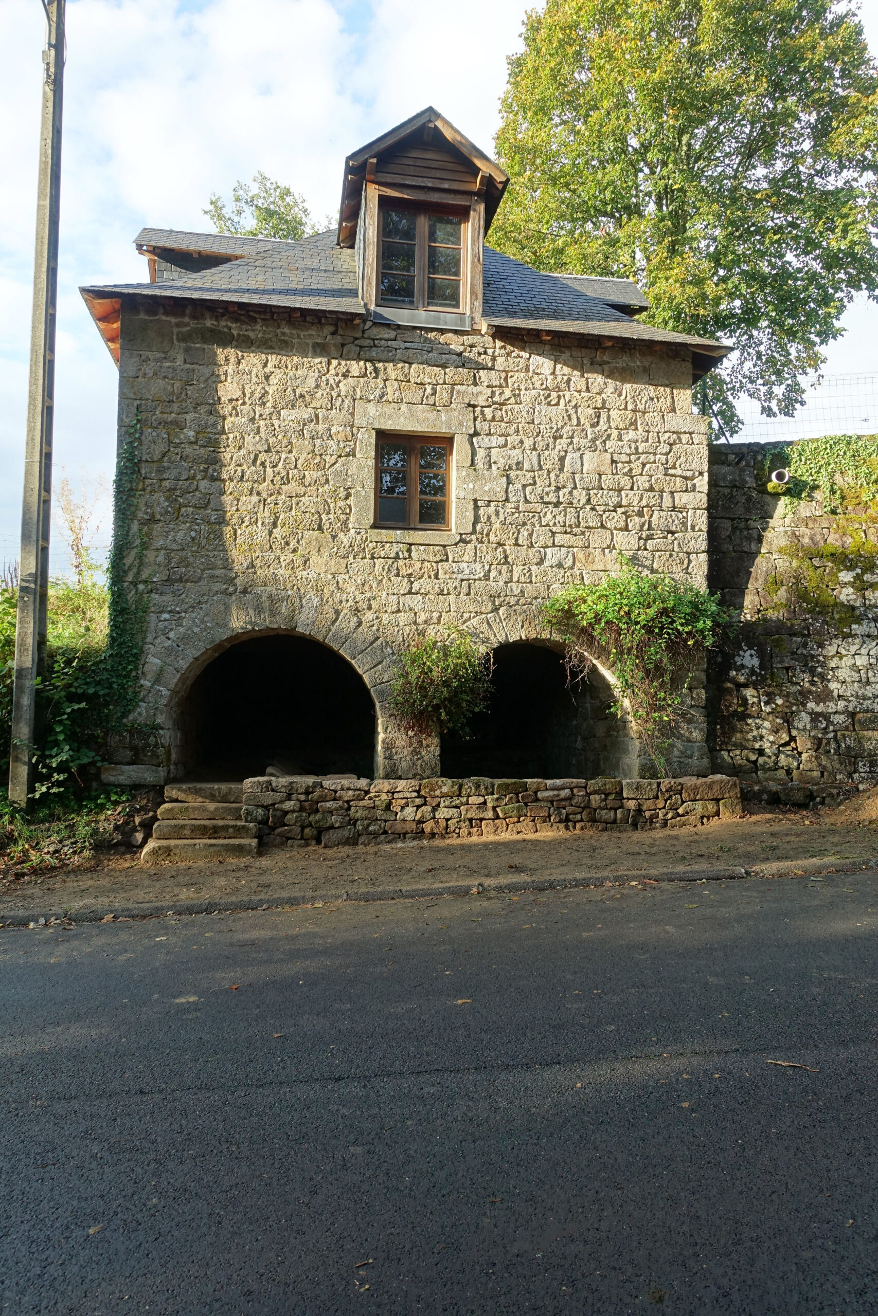 mur et escalier d'accès à l'ancien lavoir / atelier du sillon