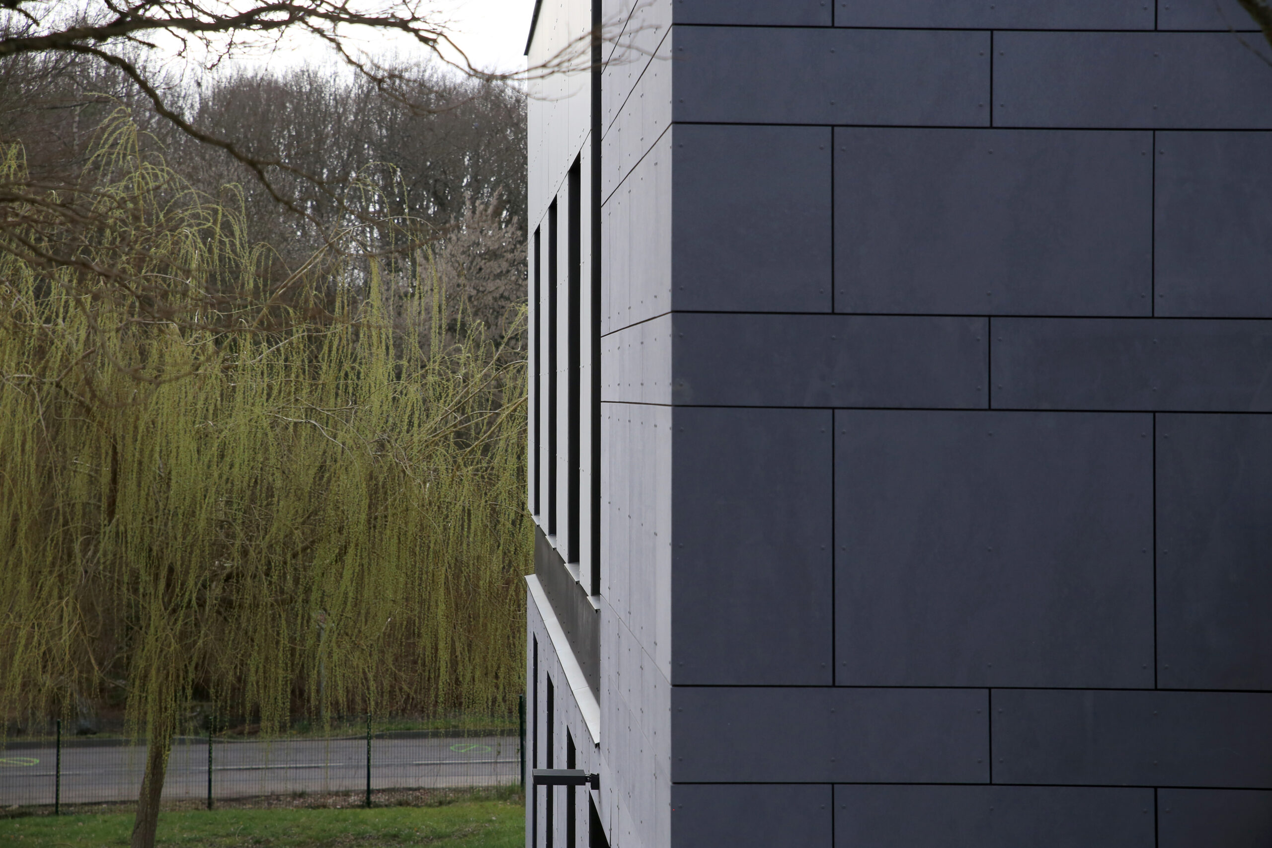 Angle de bâtiment vers forêt / Sébastien Meester Photographie
