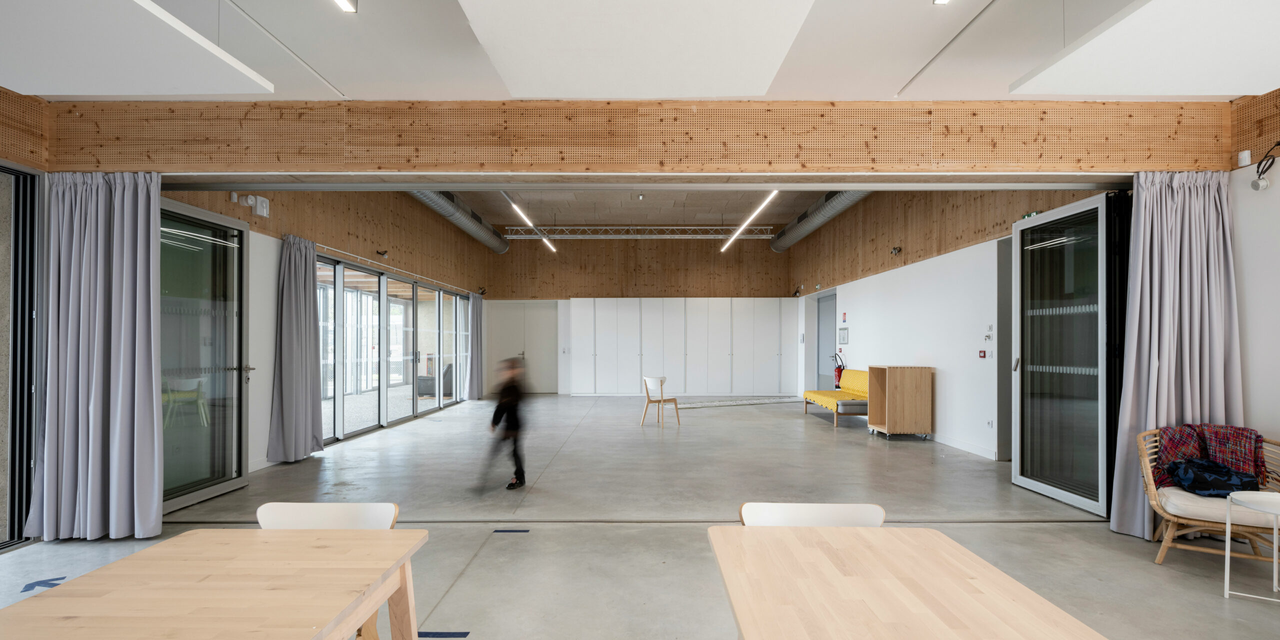 Vue intérieure de l'espace polyvalent / Salem Mostefaoui